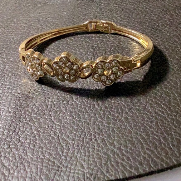 Gold Three Flowers Zirconia Stones Bracelet - Picture 1 of 3